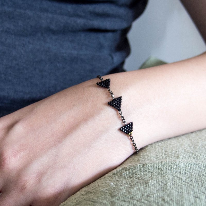 Triangle Bracelet, Black Triangle Bracelet, Beaded Black Bracelet, Black Chain Bracelet, Modern Urban Geometric Minimalist OOAK - 手链/手环 - 玻璃 黑色