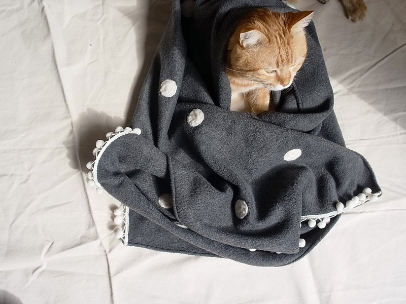 冬季限定 羊毛毡点点 手工围巾灰底白点白球 - 围巾/披肩 - 棉．麻 黑色