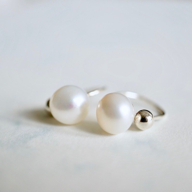 ITS-E110【耳环系列・天然淡水珍珠・8mm】螺旋耳夹.透明隐形耳夹 - 耳环/耳夹 - 其他金属 银色