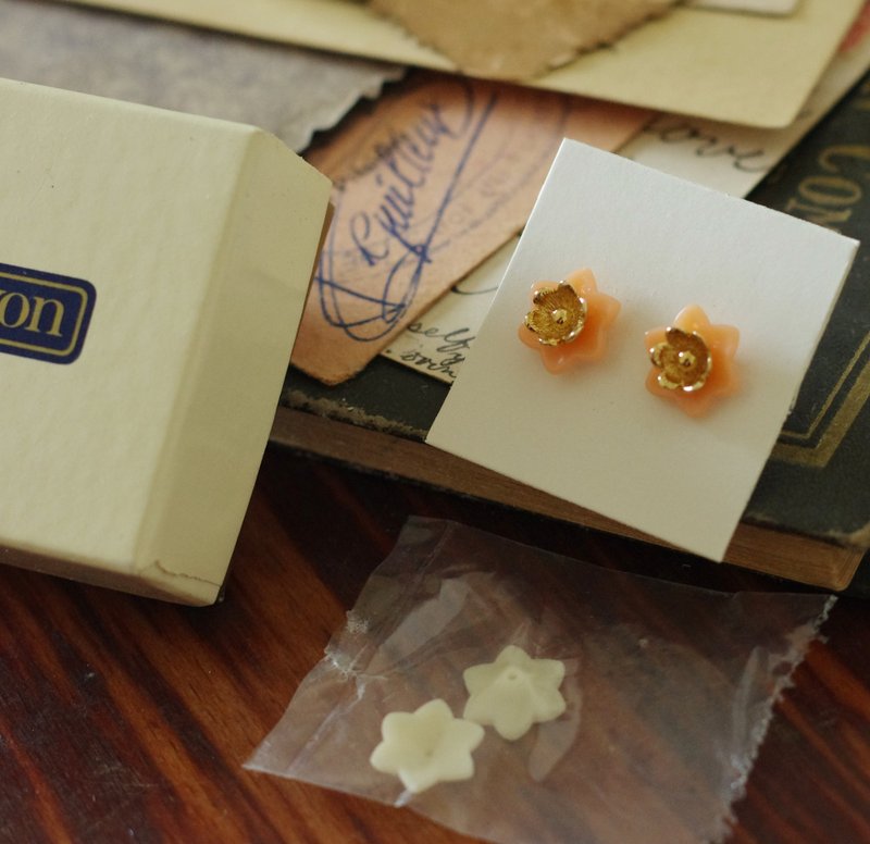 老又好古董珠宝 Vintage 1983粉橘白色花针式耳环 AVON P469 - 耳环/耳夹 - 其他金属 金色