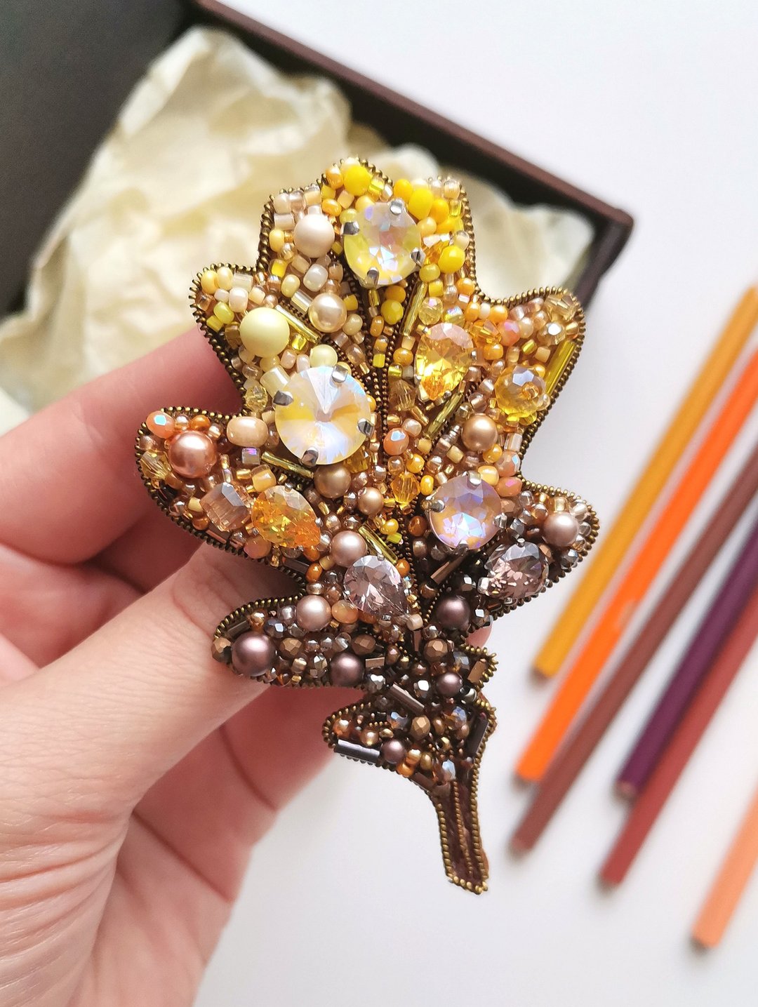 Oak leaf jewelry brooch beaded - 胸针 - 玻璃 咖啡色