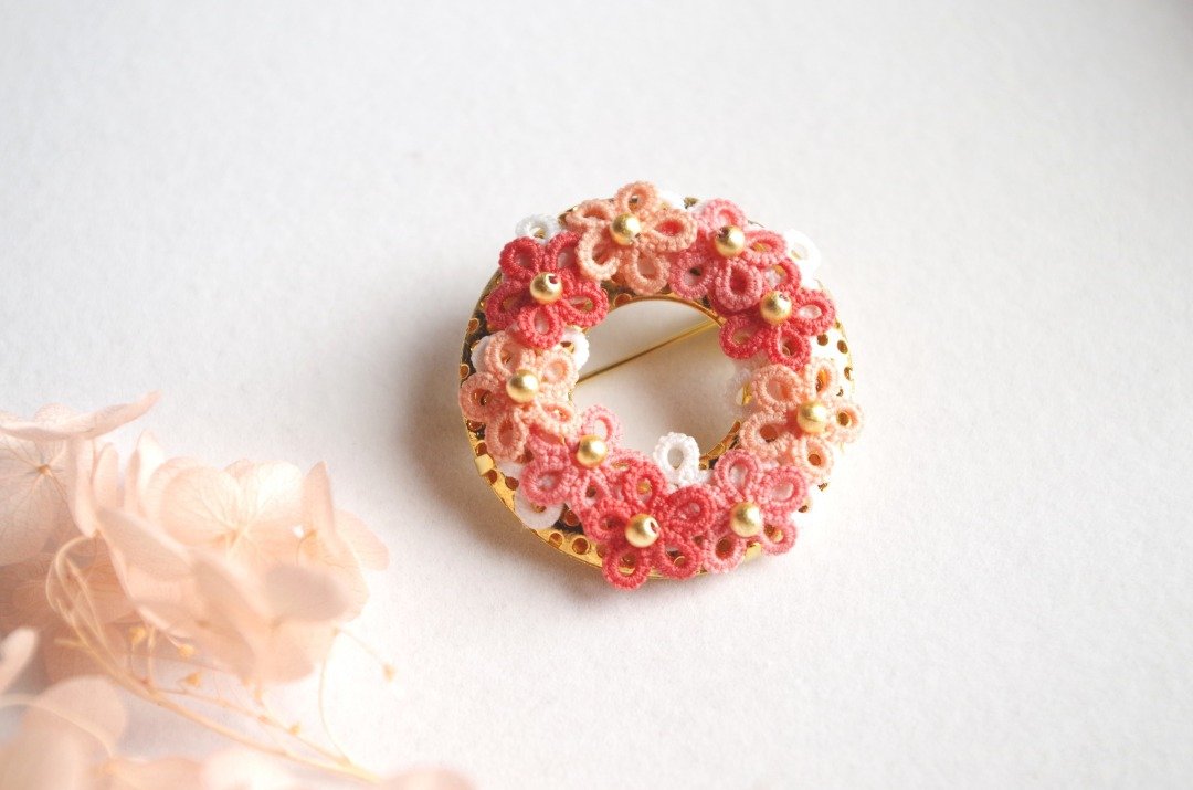 Tatting lace floret brooch Spring - 胸针 - 棉．麻 粉红色