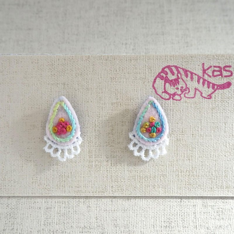 手刺繍ピアス 春色しずく - 耳环/耳夹 - 绣线 粉红色