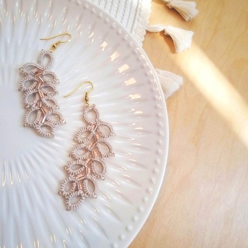 手工粉白勾耳叶子型耳环 蕾丝编织手工艺制作施华洛水晶 客制化 - 耳环/耳夹 - 绣线 白色