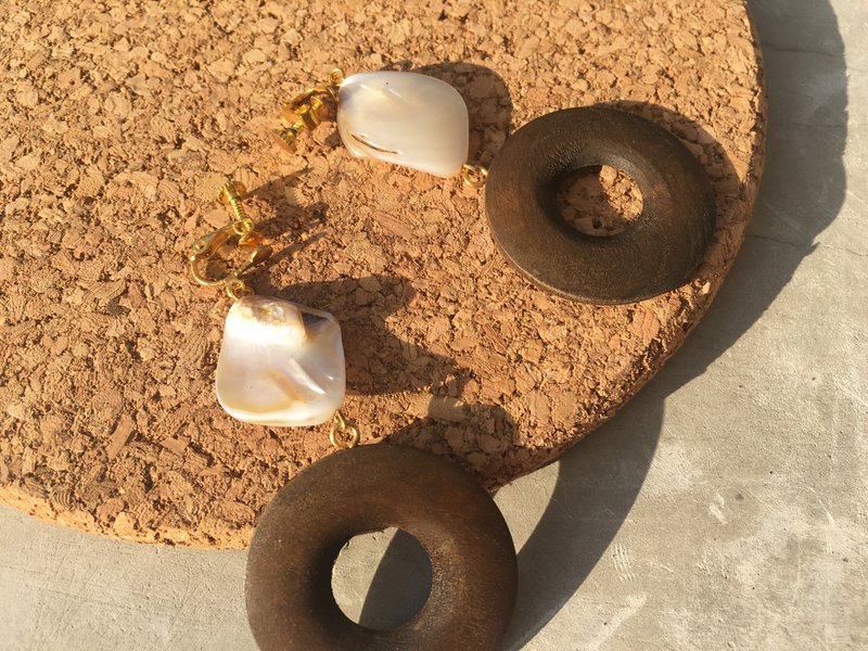Sounorth 原木头棕色 打磨不规则贝壳手工耳钉耳环无耳洞耳夹 handmade [ wooding&shell] earrings/clips - 耳环/耳夹 - 木头 咖啡色