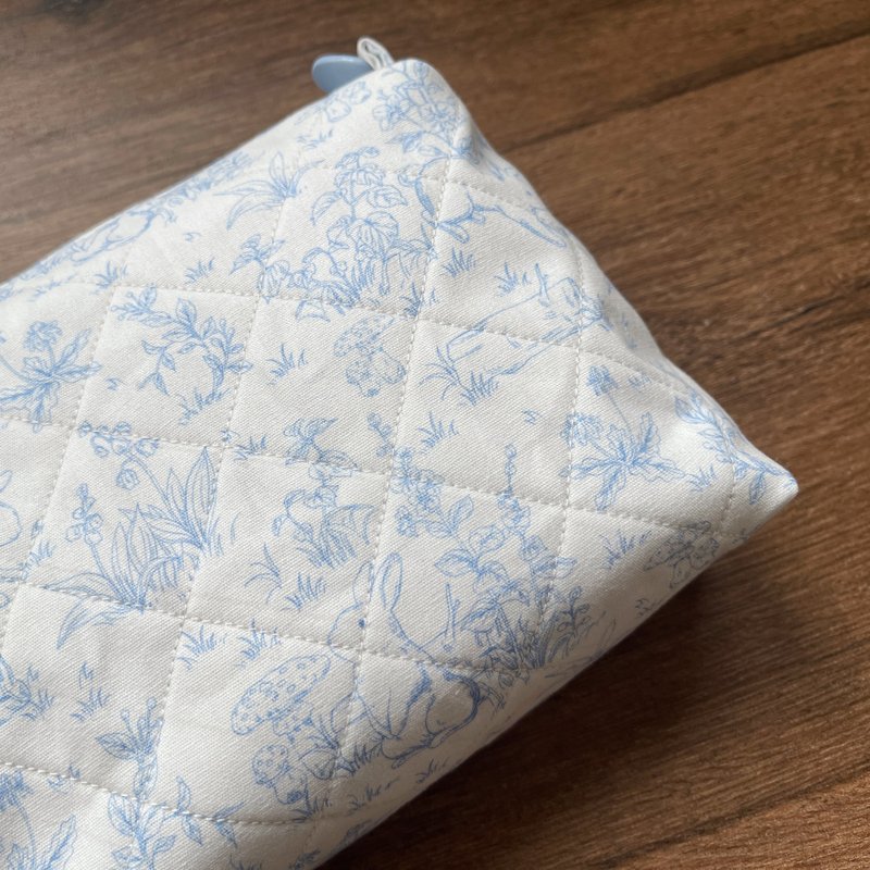 藍色夢幻小兔-大容量化妝包 - 化妆包/杂物包 - 棉．麻 