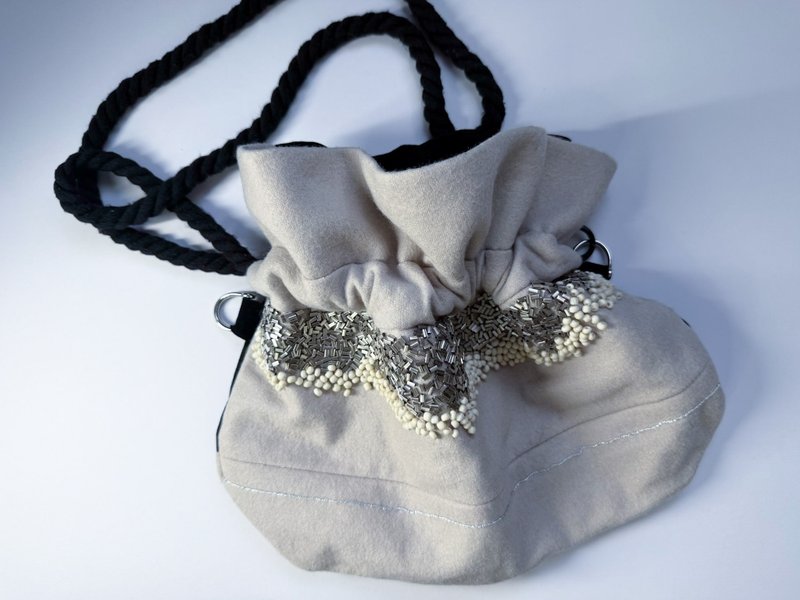 SARTO.. 手工刺绣羊毛束口袋/工艺设计/设计师作品 - 束口袋双肩包 - 羊毛 卡其色