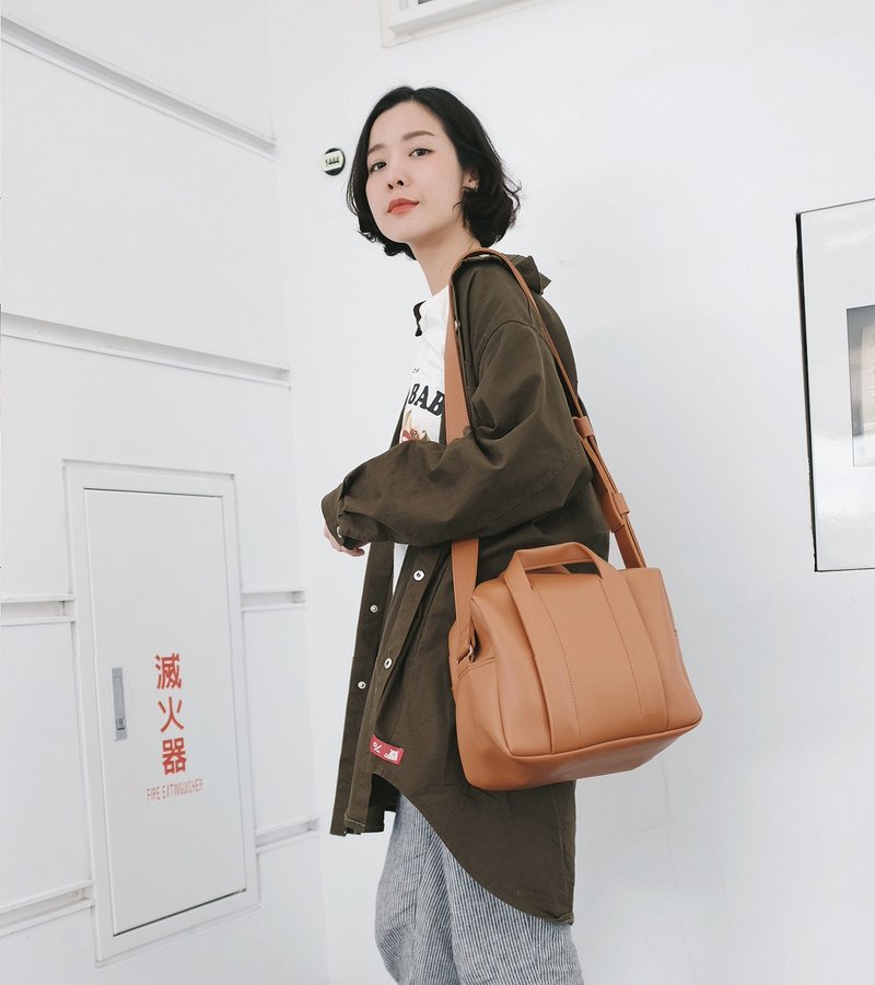 斜挎包 WHITEOAKFACTORY Cubie shoulder bag - Tan / Brown / Camel - 侧背包/斜挎包 - 人造皮革 咖啡色