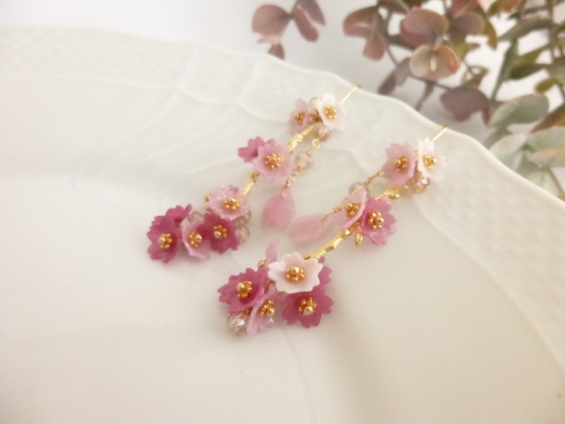 Cherry blossoms in full bloom on branches, cold scarlet cherry earrings and earrings - 耳环/耳夹 - 其他金属 粉红色