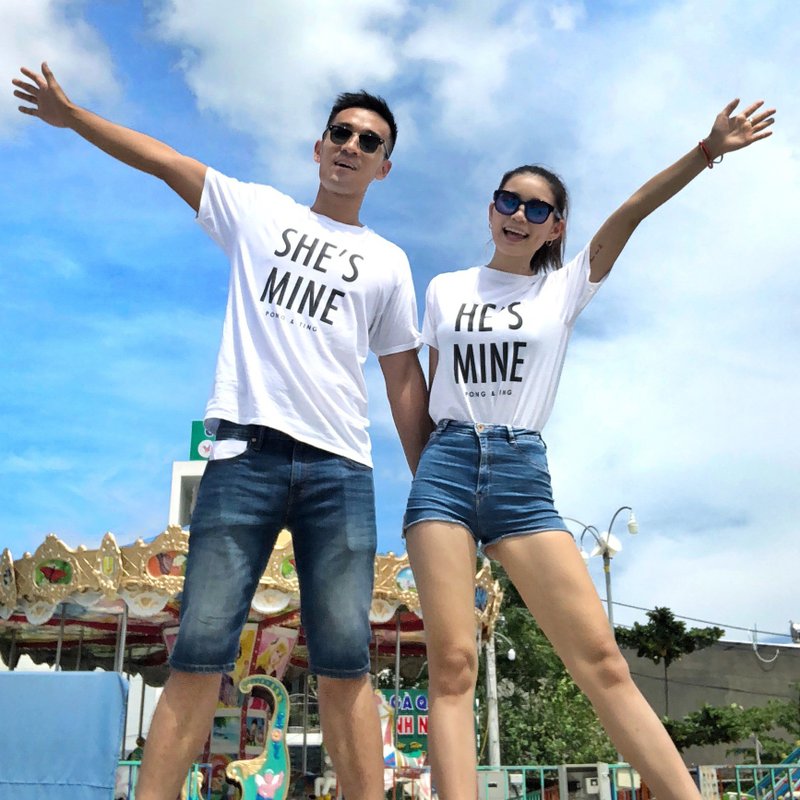 定制化情侣装 香港原创家庭女友短袖T恤 【一套两件】- He's Mine - 女装 T 恤 - 棉．麻 多色