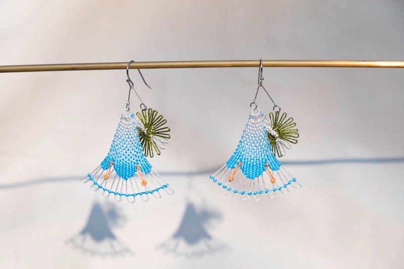 (4/20下架 即不再制) 向阳山茶花缕空刺绣耳环 ::富士山茶:: - 耳环/耳夹 - 绣线 蓝色