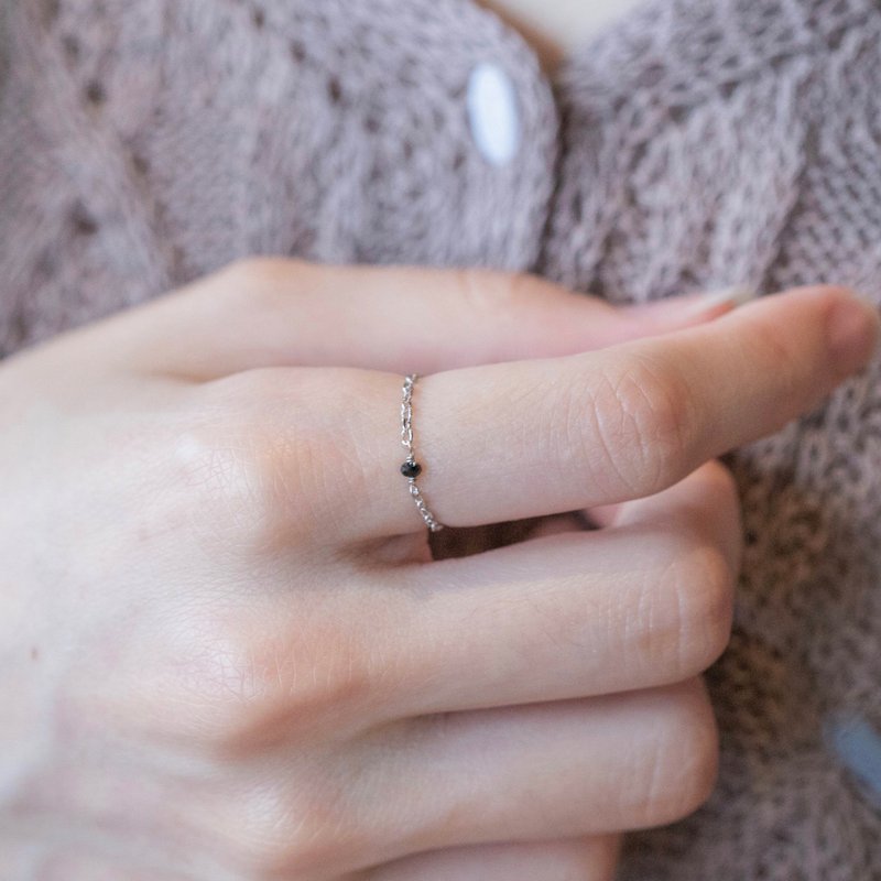 黑尖晶石925纯银果实链戒 - 戒指 - 宝石 银色