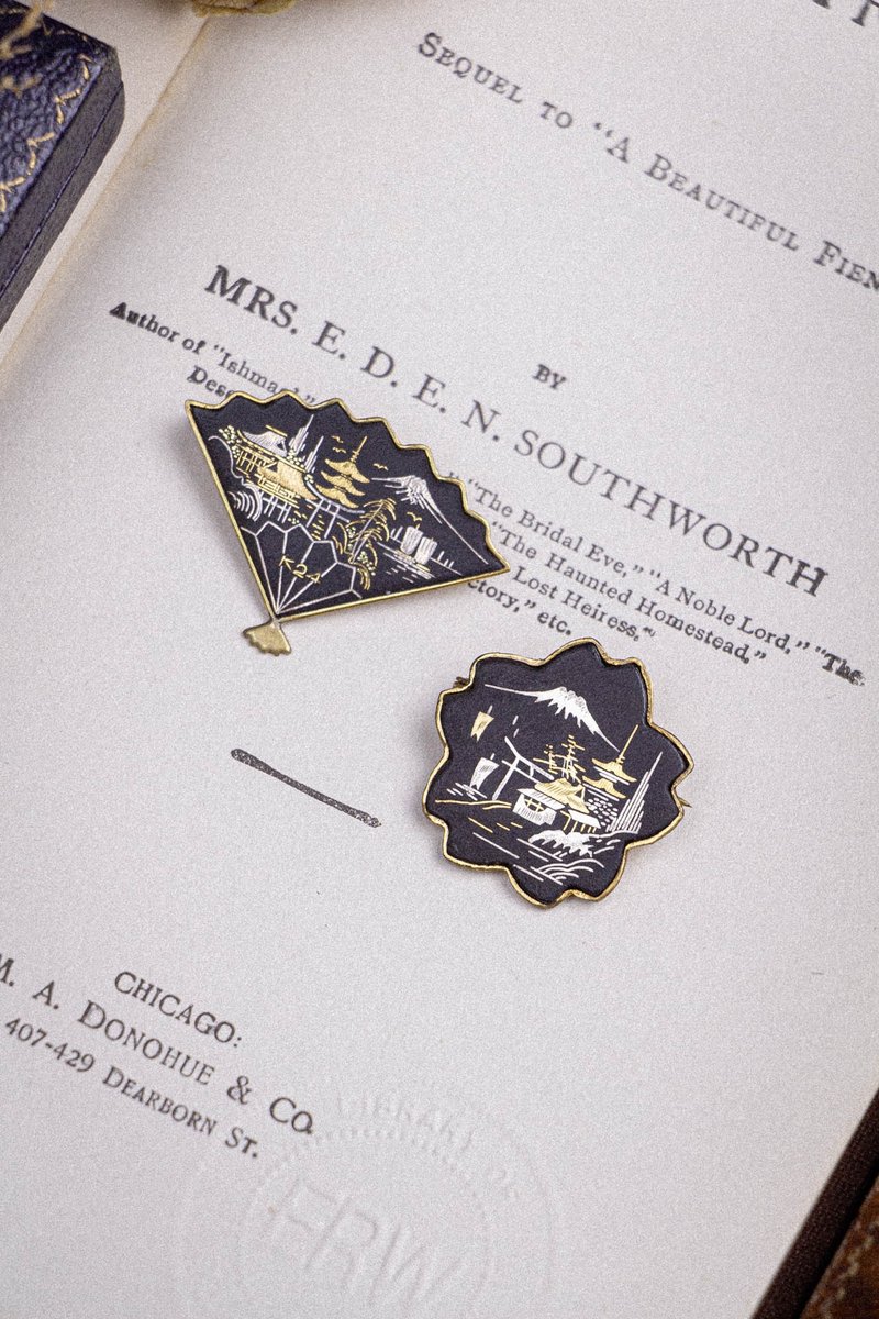 日本Amita古董象嵌 24K金/纯银镶嵌工艺 富士山景 扇子与樱花胸针 - 胸针 - 24k 金 黑色