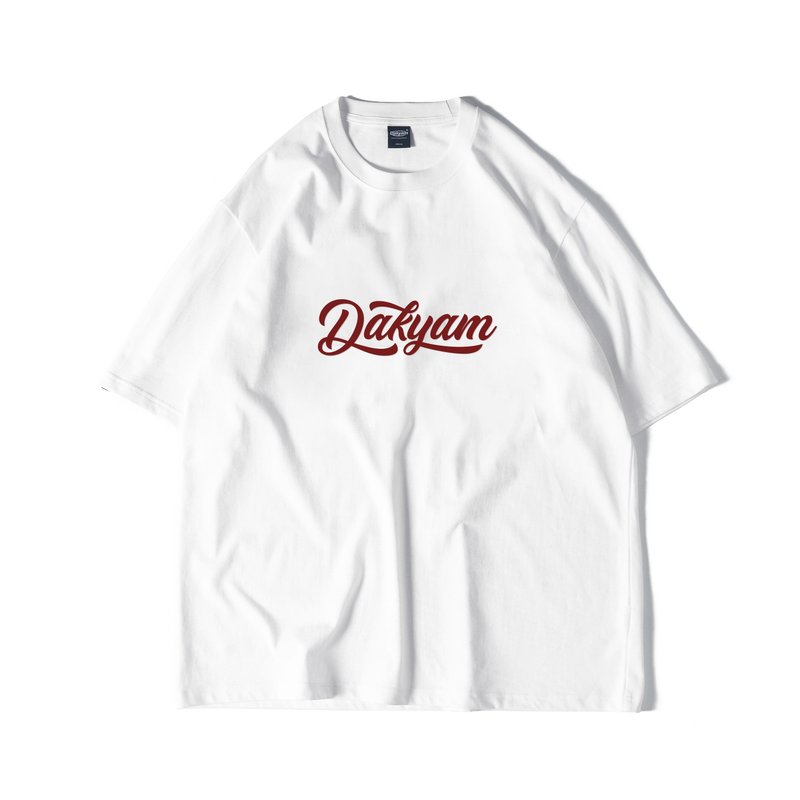 DAKYAM Basic Script Font 复古字体品牌LOGO印花基础款短袖T恤 - 男装上衣/T 恤 - 棉．麻 