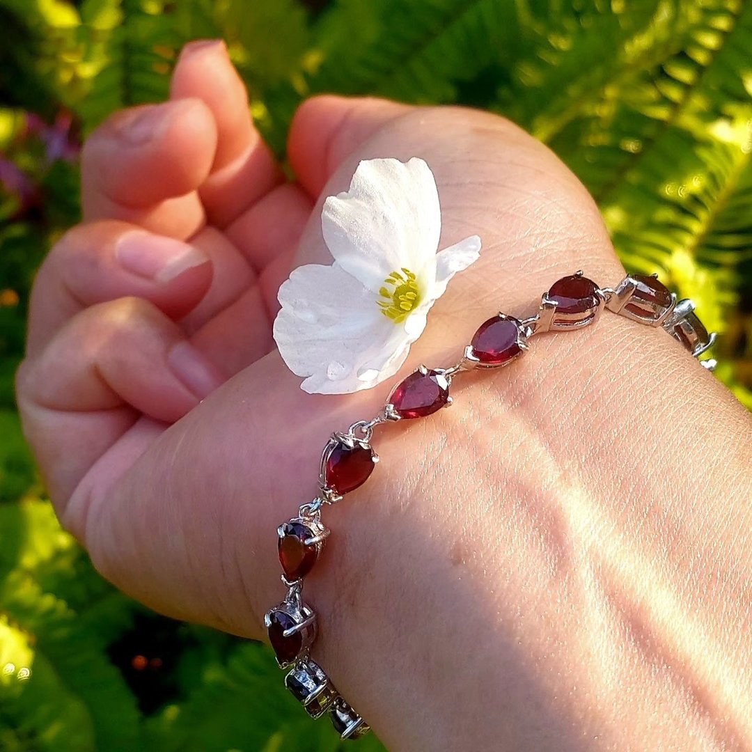 जान्हบุรี 石榴石手链，深红色，红宝石（Garnet）水滴形，镀白金表壳。 - 手链/手环 - 宝石 红色