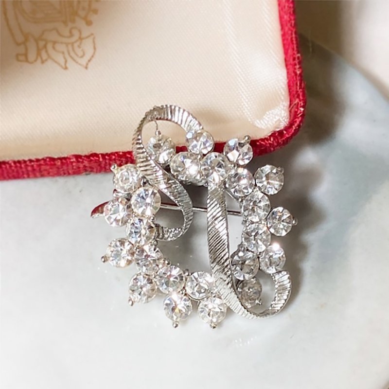 【西洋古董饰品】花圈感 拉丝彩带环绕 自然优雅莱茵钻 胸章 胸针 - 胸针 - 贵金属 银色