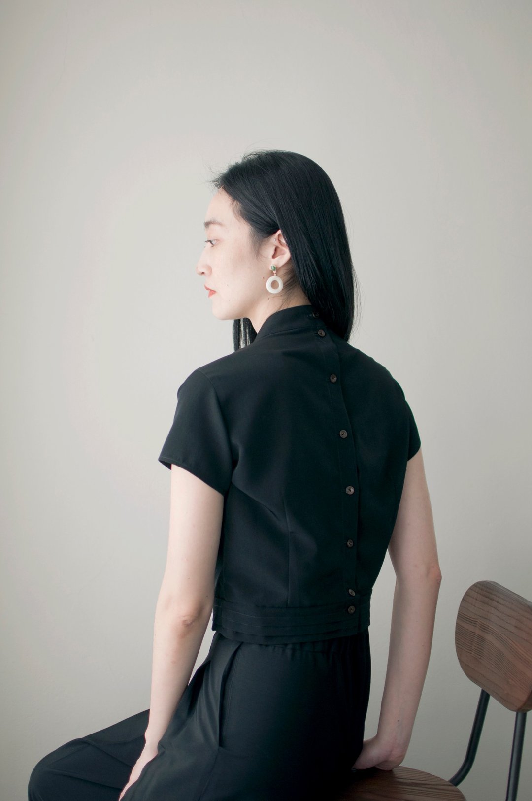 立领后扣短版上衣 // 黑 - 女装上衣 - 聚酯纤维 黑色