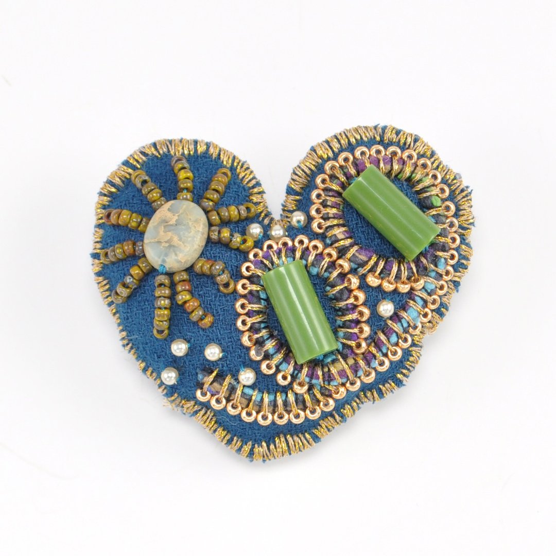 Heart shaped brooch, colorful brooch, embroidered statement brooch, green 4 - 胸针 - 棉．麻 蓝色