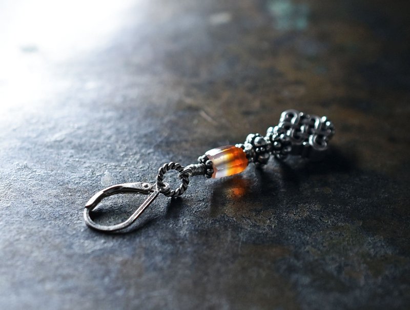 无限结、古老红玉髓、银珠单边耳环 - 耳环/耳夹 - 其他金属 银色