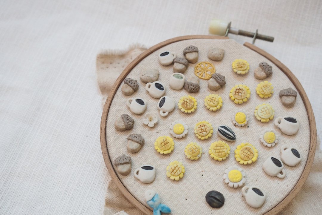 Sunflower ceramics Earring - 耳环/耳夹 - 陶 黄色