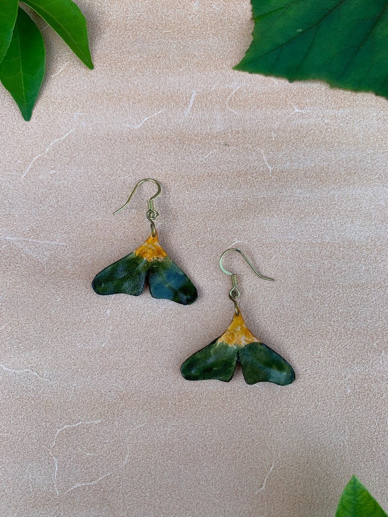 银杏叶耳环（真皮、手工制作、轻盈、低过敏性、送礼推荐） - 耳环/耳夹 - 真皮 多色