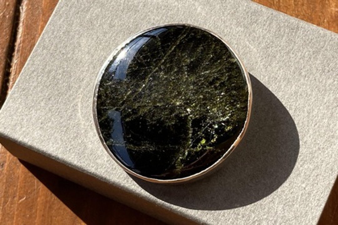 Galaxy Gemstone ◇ Chrome Diopside ◇ SV Brooch - 胸针 - 其他金属 