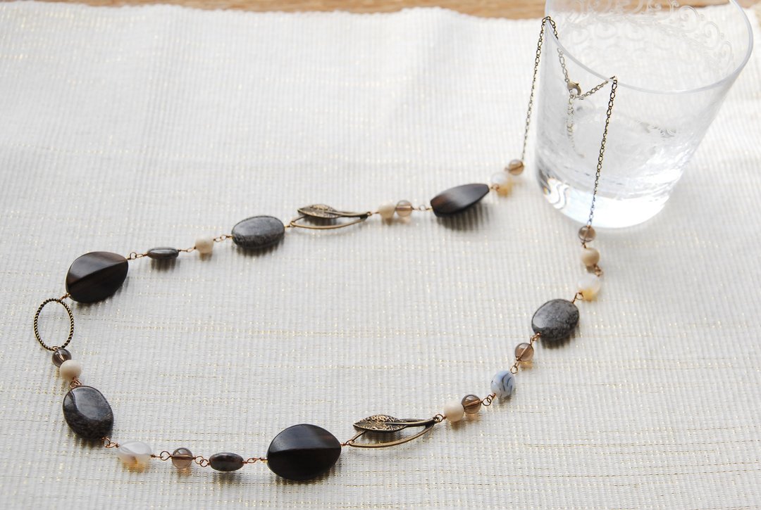 Resale Hoop Autumn Necklace with Wood Beads and Leaves - 项链 - 半宝石 咖啡色
