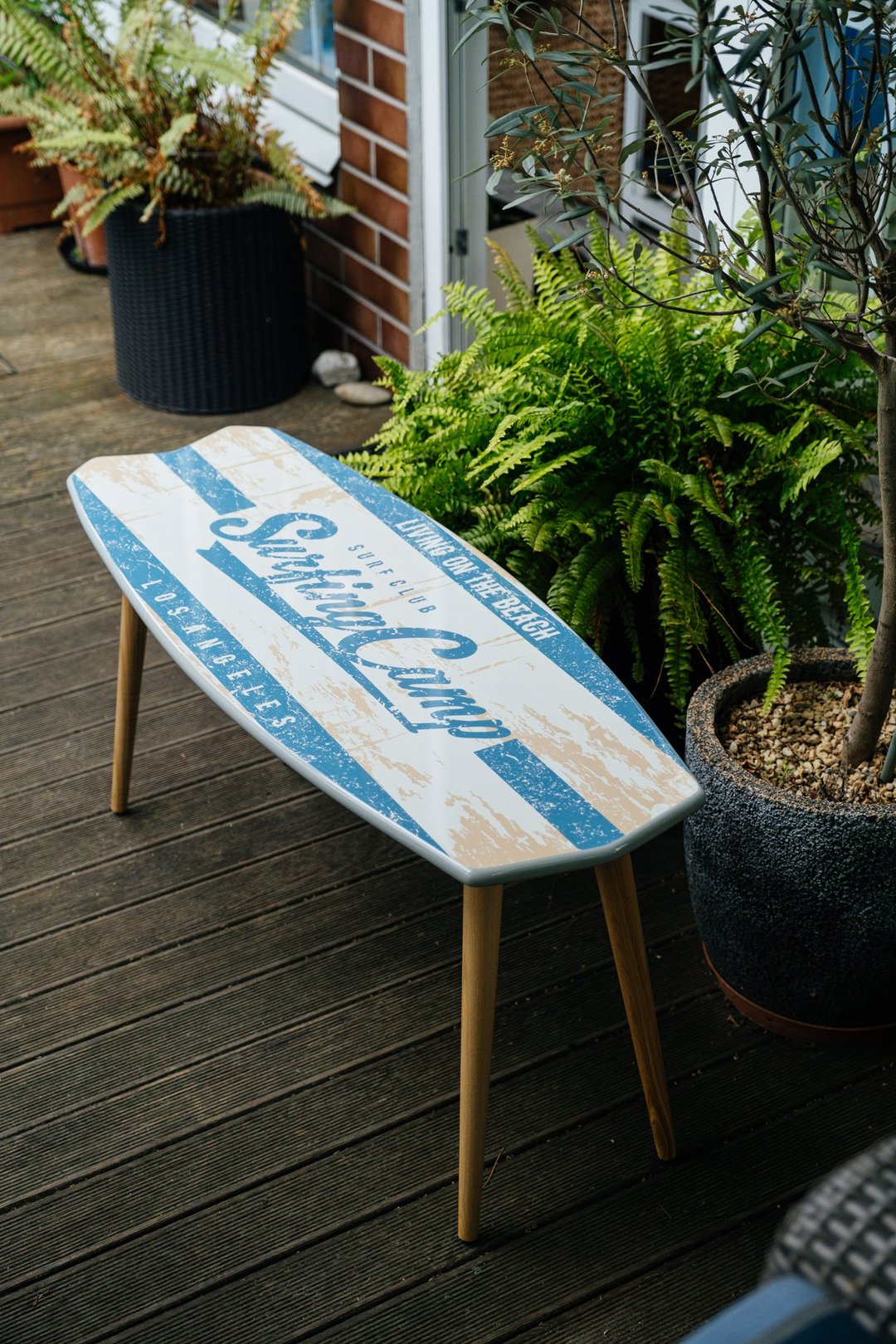 Surfboard coffee table in nautical vintage design with Surfing Camp lettering - 其他家具 - 木头 白色