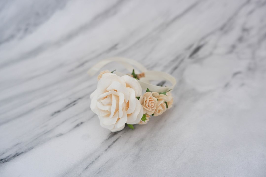 Wedding flower wrist corsage cream ivory - 胸花/手腕花 - 纸 白色