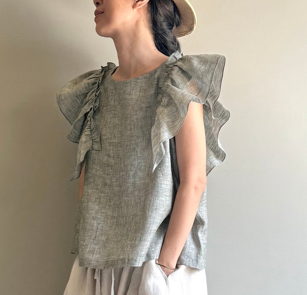 翩翩/灰绿色系双色纱织酵素洗亚麻荷叶蝴蝶袖上衣100%亚麻 - 女装上衣 - 棉．麻 