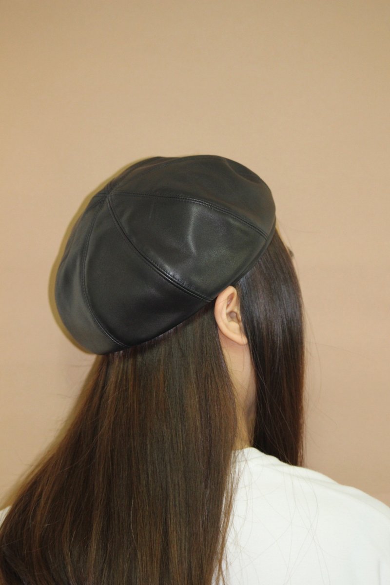 Genuine Sheepskin Hat Beret Style Black - 帽子 - 真皮 黑色