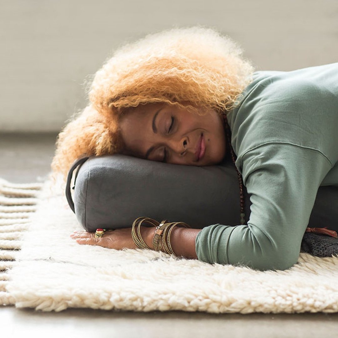 【Manduka】Enlight Rectangular Bolster 瑜珈抱枕 - Thunder - 运动配件 - 其他材质 灰色