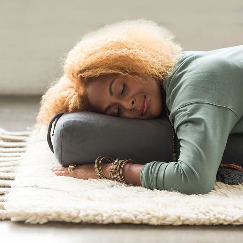 【Manduka】Enlight Rectangular Bolster 瑜珈抱枕 - Thunder - 运动配件 - 其他材质 灰色