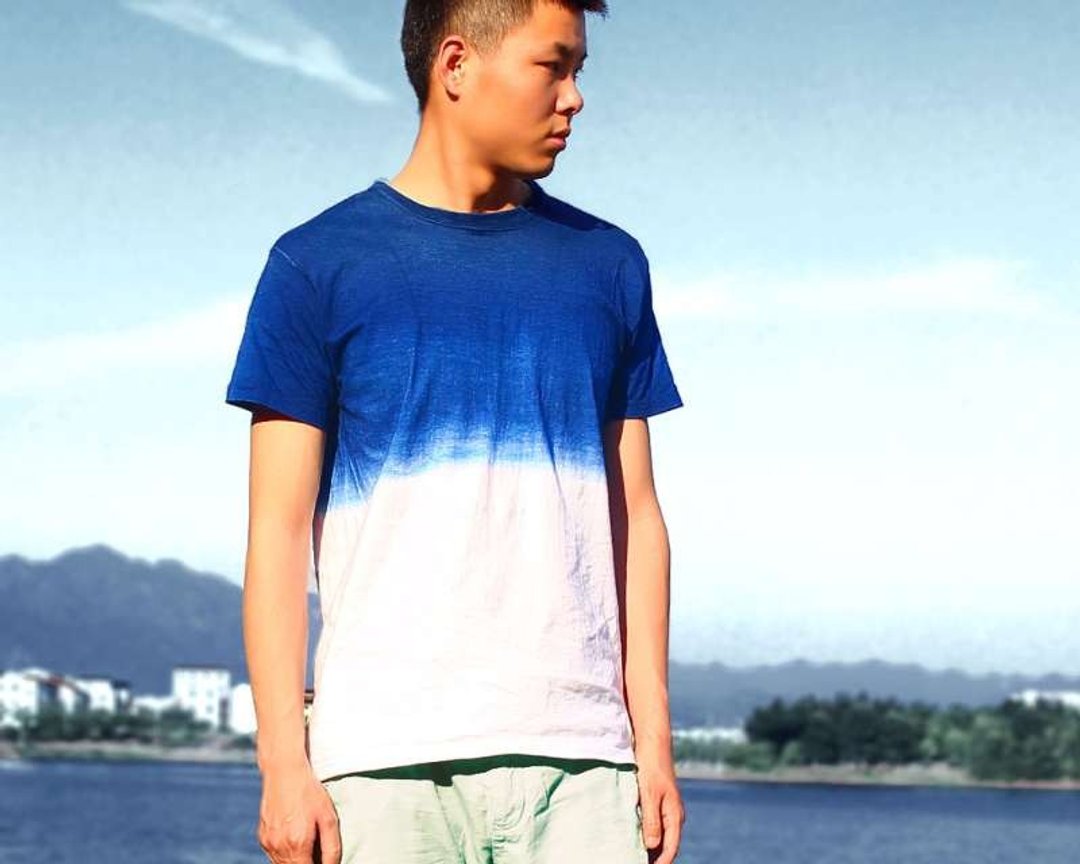 手工纯棉蓝染T恤衫 天然靛蓝手染渐变T恤 简约中性 夏日圆领短袖上衣 礼物 - 男装上衣/T 恤 - 棉 蓝色