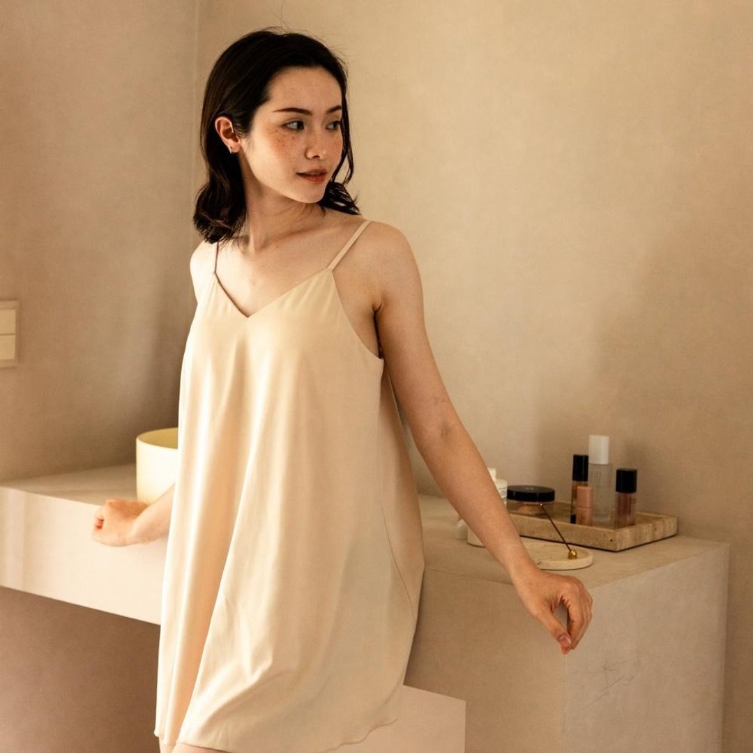 设计款柔雾光感细肩带洋装 - 奶油杏 乳胶胸垫 - 居家服/睡衣 - 其他人造纤维 白色