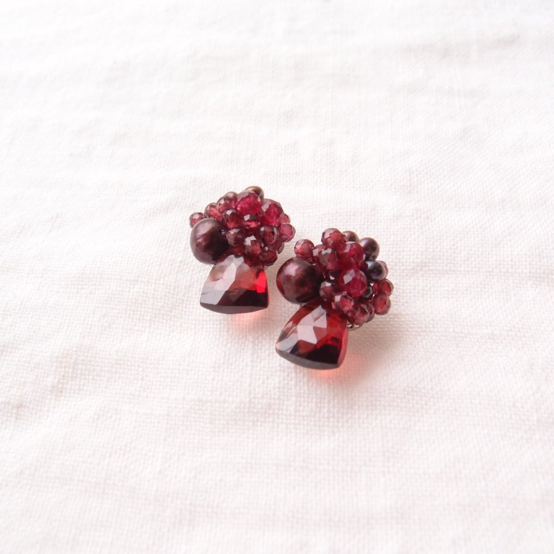 【天然石刺绣_耳针】Garnet × Pearl × Jade Earrings__Trilliant - 耳环/耳夹 - 宝石 紫色