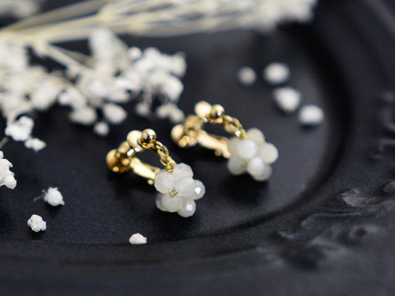 【耳环/耳夹】月光石果实 白色金平糖 - 耳环/耳夹 - 半宝石 白色