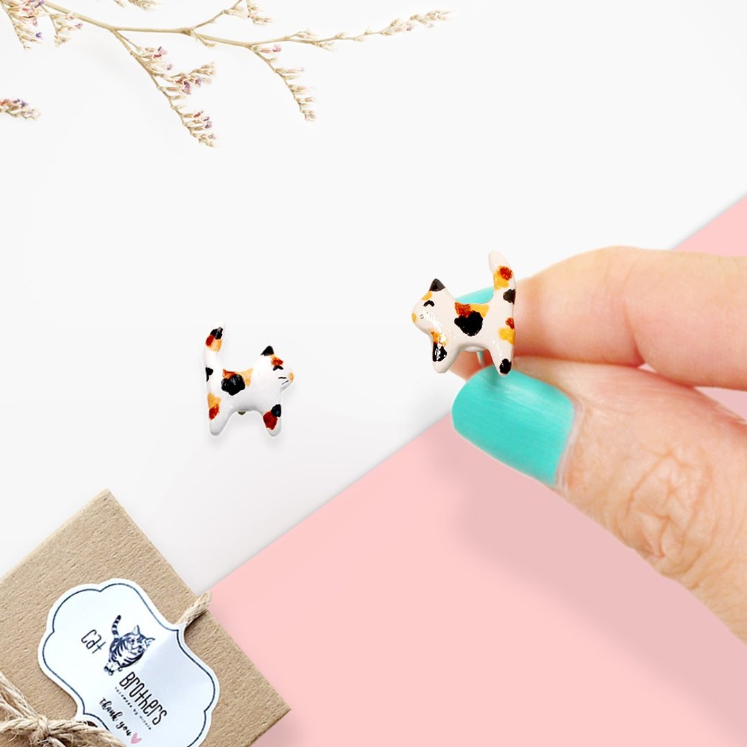 Tiny Calico Cat Earrings, Cat Stud Earrings, cat lover gifts - 耳环/耳夹 - 粘土 多色