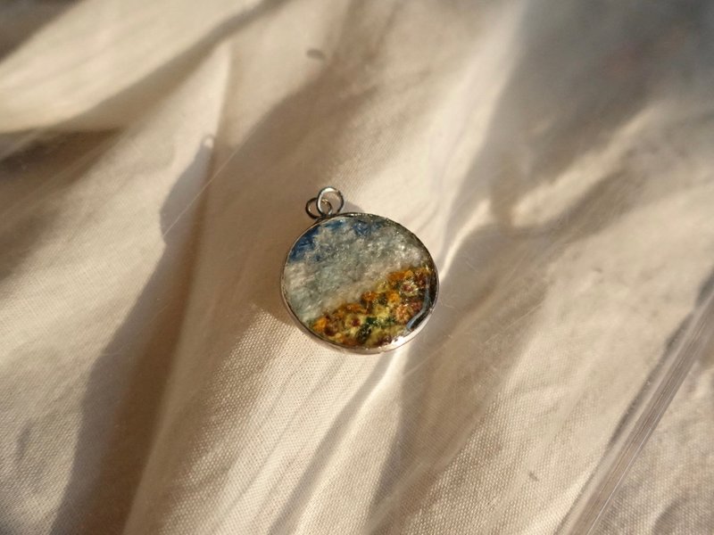 Sunflower field, pendent from left over thread and resin - 项链 - 树脂 