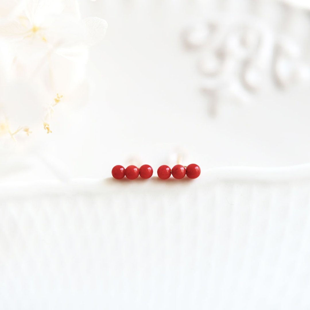The original fortune red coral T-shaped screw screw stud earrings March birthstone - 耳环/耳夹 - 宝石 红色