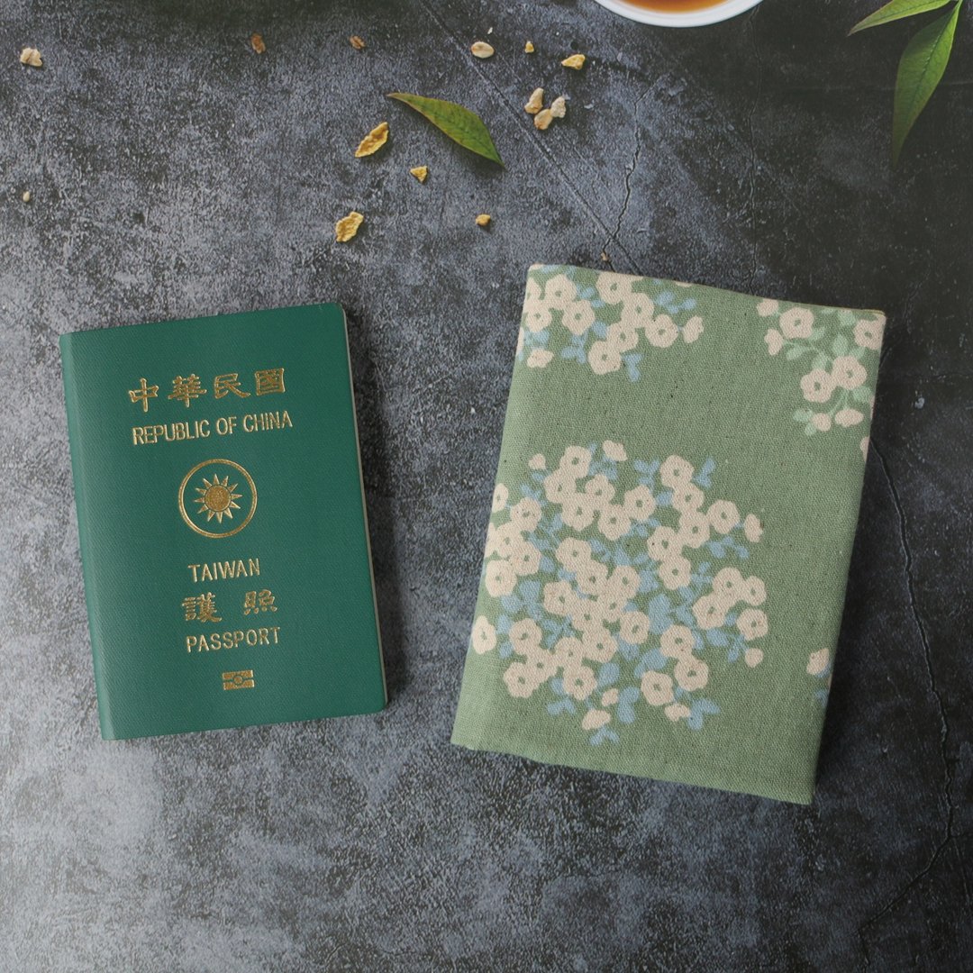 【夏日绣球花】手作护照套 护照夹 护照套 护照包 - 护照夹/护照套 - 棉．麻 蓝色
