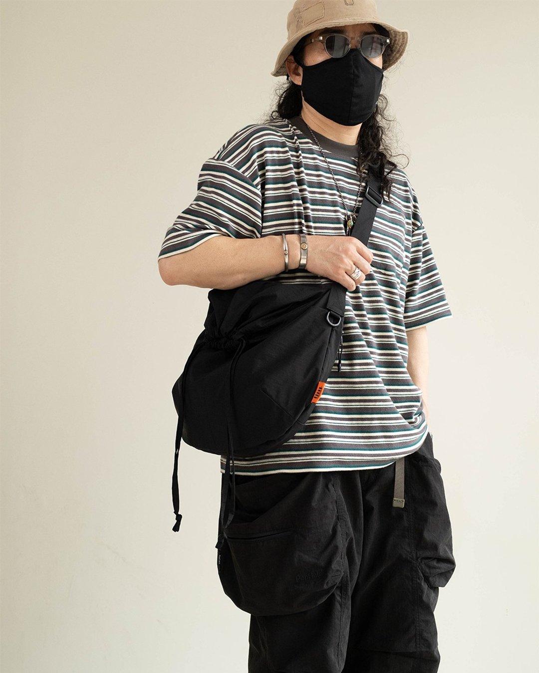 日系松弛感斜挎包坠感多口袋中性风包包 - 侧背包/斜挎包 - 尼龙 黑色