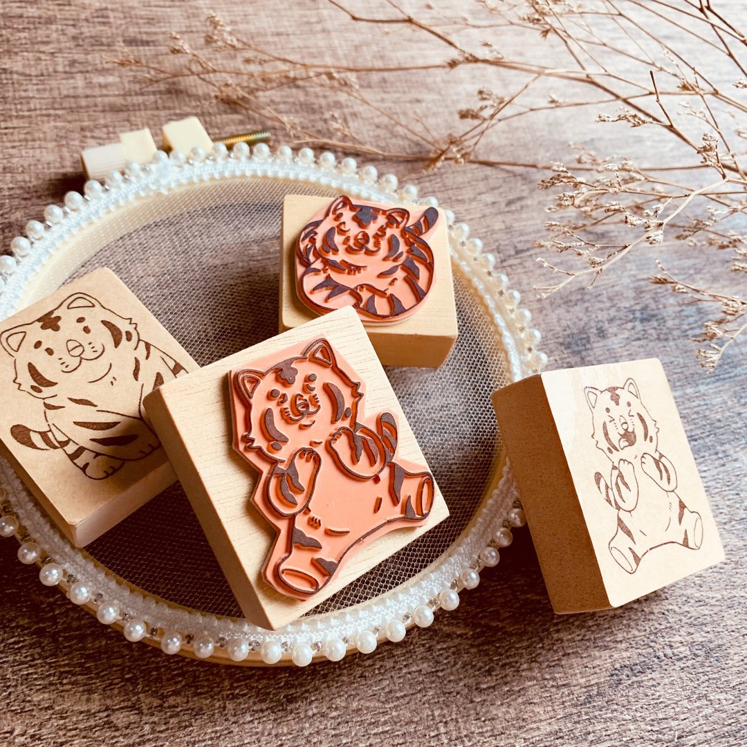 白虎一脸享受 短柄木质印章 公益合作 复古手作 手帐拼贴 - 印章/印台 - 木头 卡其色