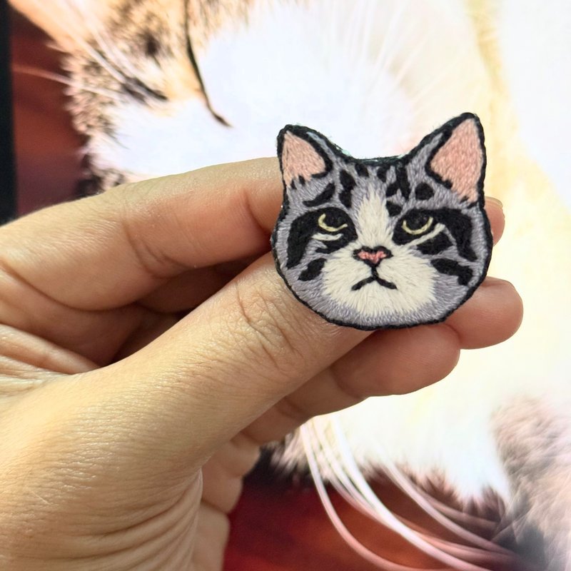 紅色夏威夷襯衫 Neko Cats — 手工刺繡胸針 - 胸针 - 亚麻 灰色