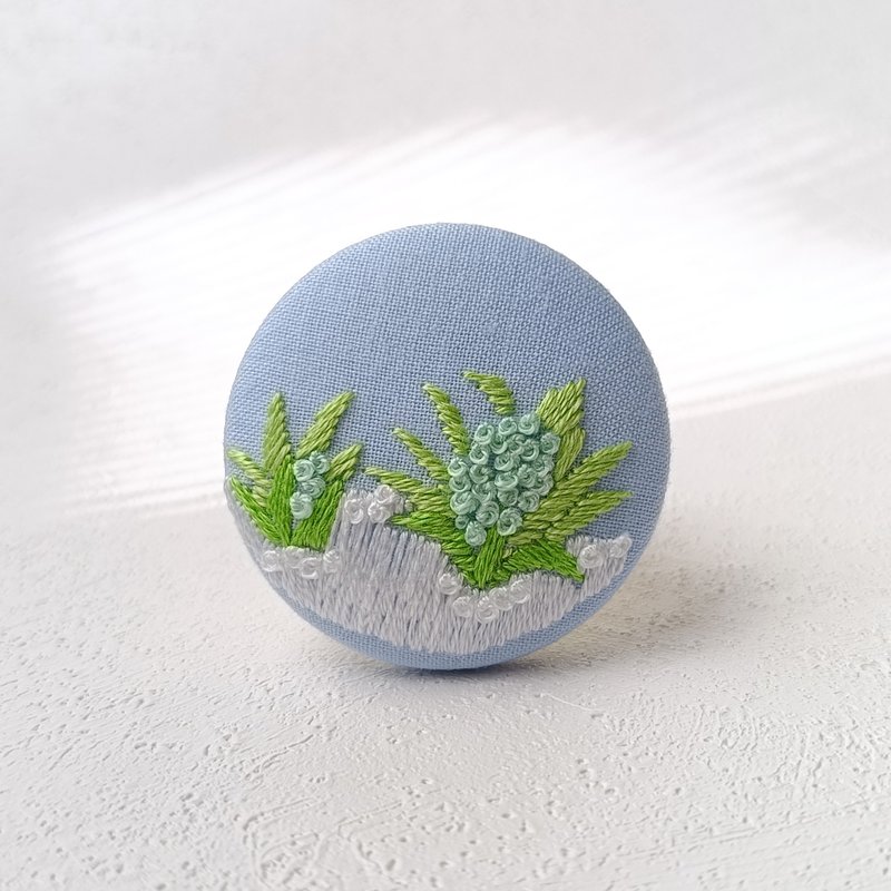 春日气息 蕗荞花（ふきのとう）刺绣胸针 - 胸针 - 棉．麻 绿色