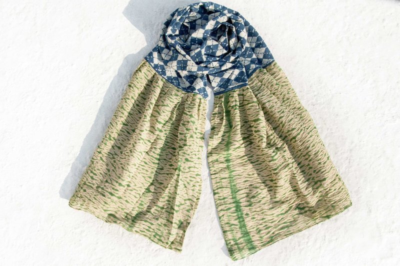 蓝染丝巾/蜡染刺绣丝巾/植物染围巾/indigo渐层绵线丝巾-绿色草地 - 丝巾 - 棉．麻 多色