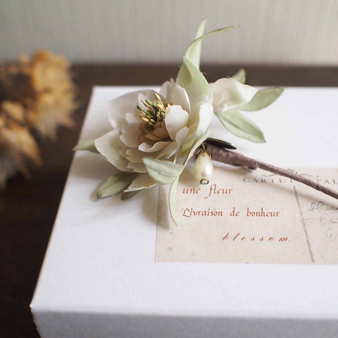 Corsage.Christmas rose.Double-flowered.Cream color - 胸花/手腕花 - 棉 白色