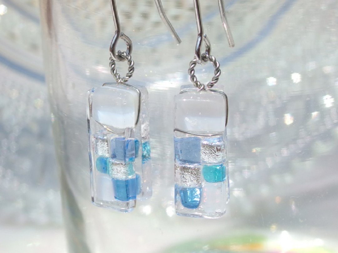 Snow glass (Yuki [Snow White]) Earrings / Clip-On[Choice of metal fittings] [Made to order] - 耳环/耳夹 - 玻璃 白色