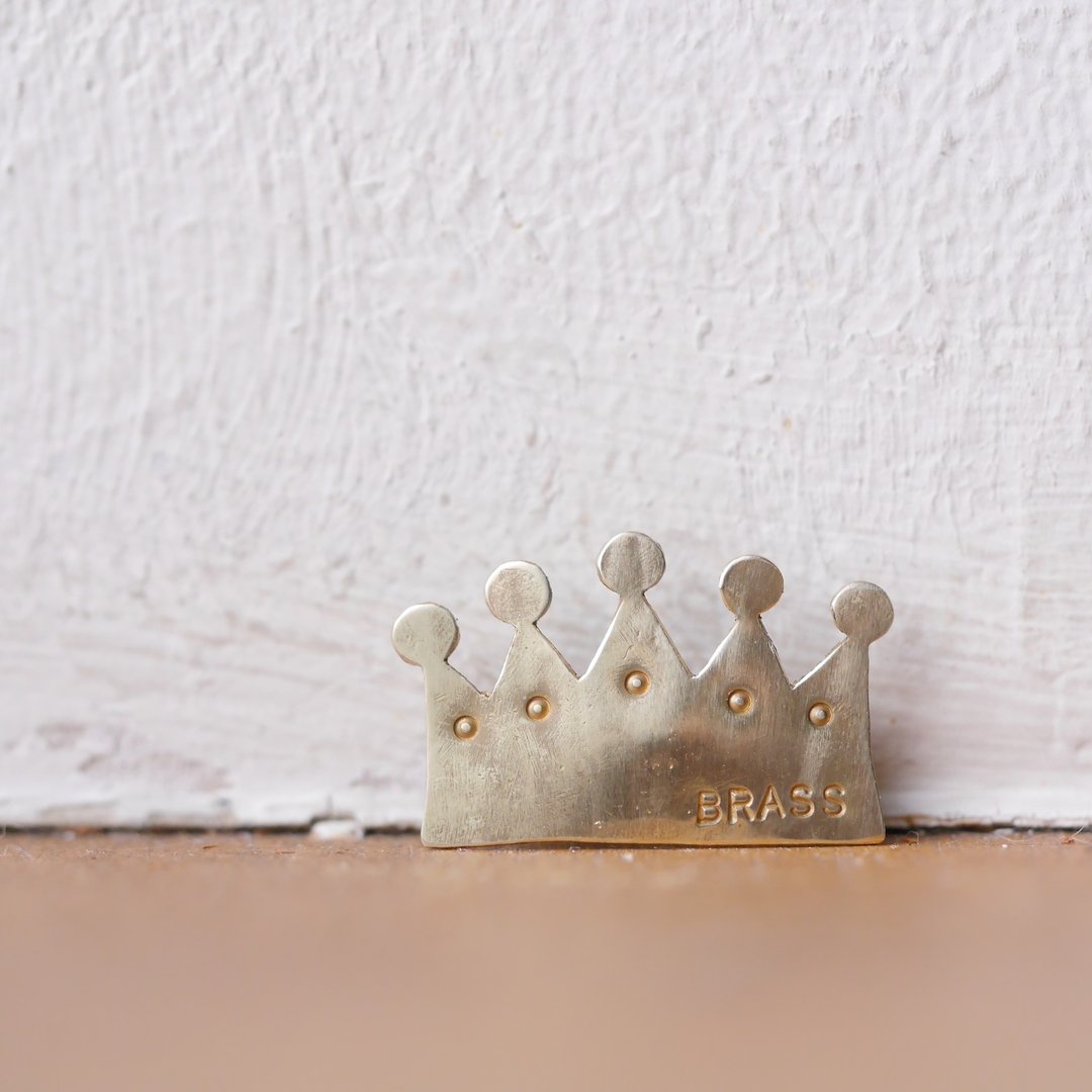 BRASS 皇冠 crown 迷你胸针 - 胸针 - 铜/黄铜 金色