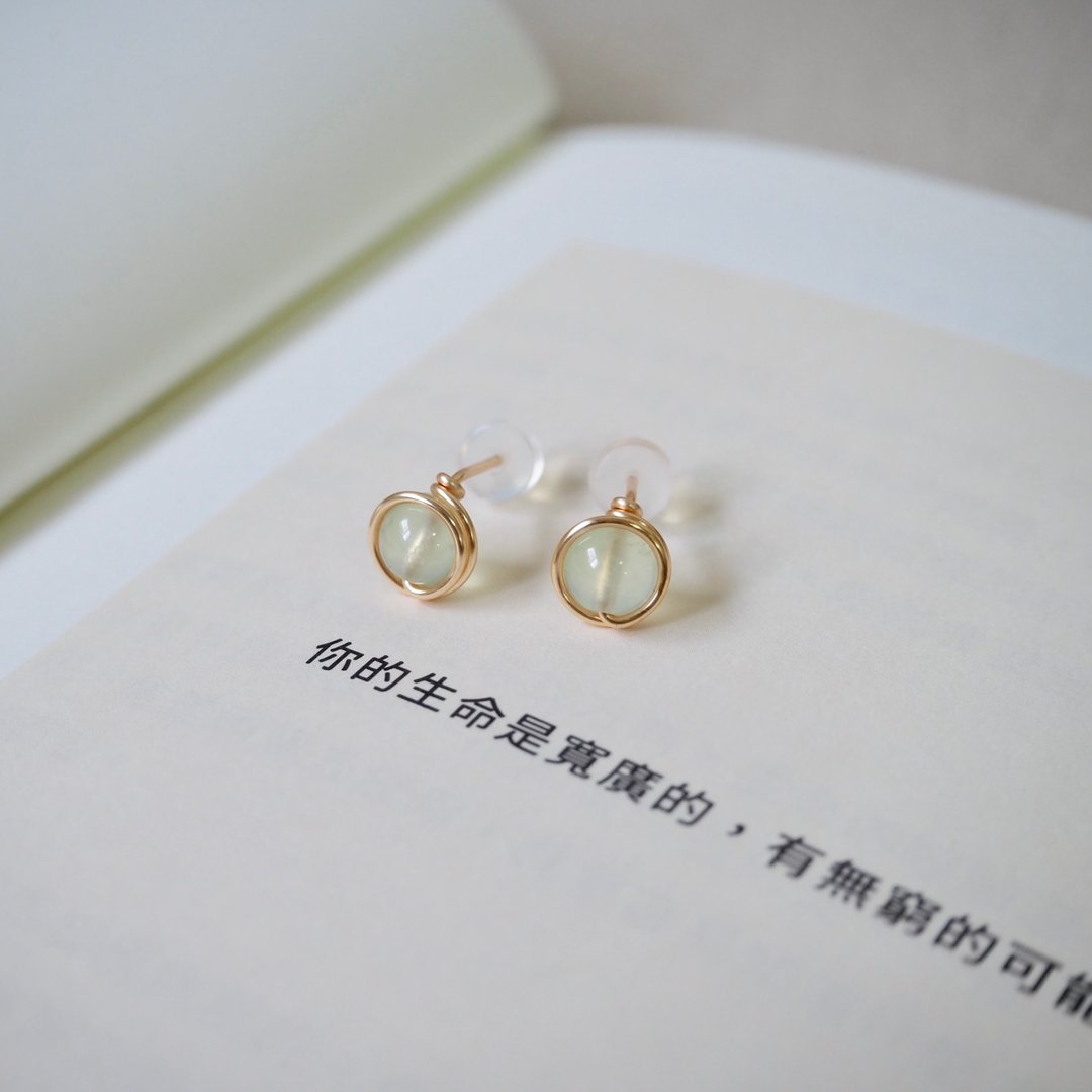 ll 6mm 葡萄石 ll 金线框耳针 耳夹 / 一对 ER-00060 - 耳环/耳夹 - 半宝石 绿色